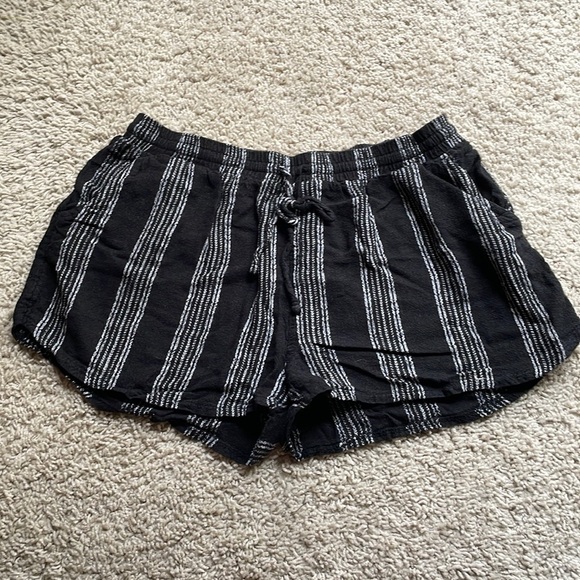 Universal Thread M black and white stripe casual short with pockets - Picture 3 of 11